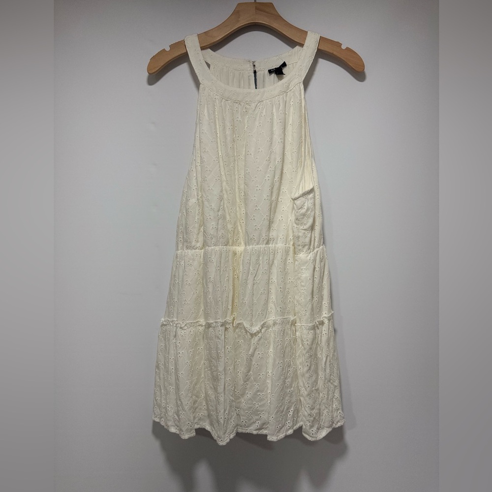 Torrid NWT 1 Sleeveless Blouse White Eyelet Lace Tiered Ruffle Keyhole Back Sz 2 - Picture 2 of 10